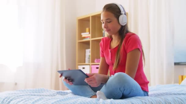 Mädchen hat Anruf am Tablet-Computer zu Hause — Stockvideo