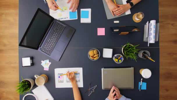 Equipo de negocios con gadgets trabajando en la mesa de oficina — Vídeos de Stock