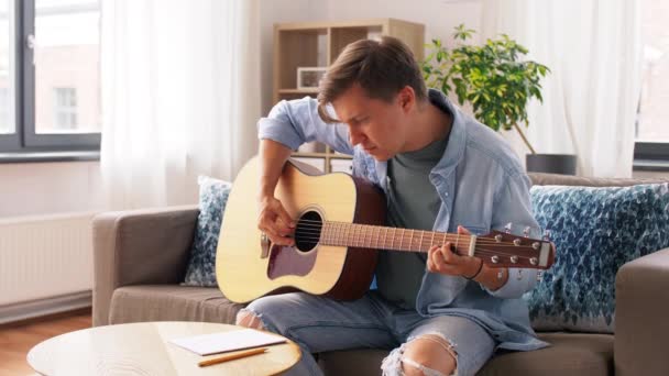 Νεαρός που παίζει κιθάρα στο σπίτι — Αρχείο Βίντεο
