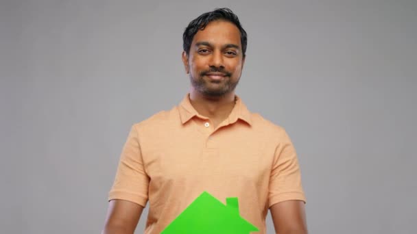 Uomo indiano sorridente in possesso di icona casa verde — Video Stock
