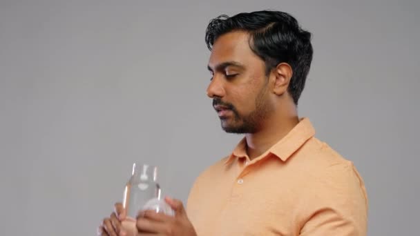 Heureux homme indien boire de l'eau de bouteille en verre — Video