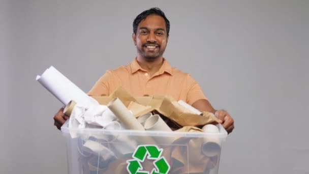 Счастливый улыбающийся индиец сортирует бумажные отходы — стоковое видео