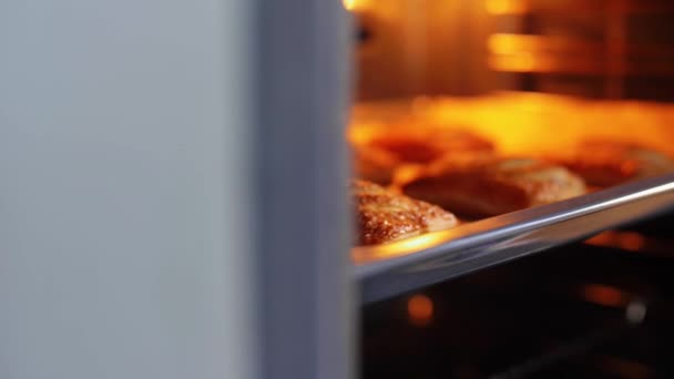 Пироги на поднос для выпечки приготовления пищи в духовке дома — стоковое видео