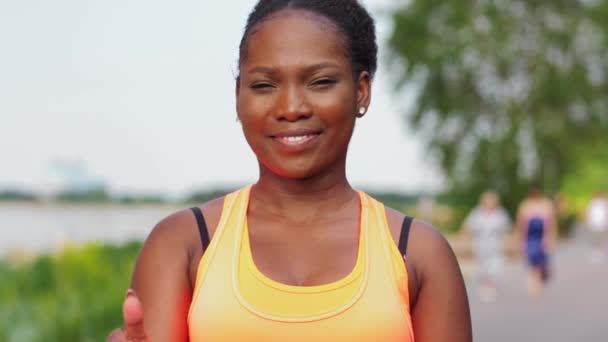 Deportivo africano americano mujer mostrando pulgares arriba — Vídeo de stock