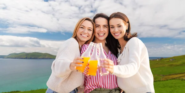 Mulheres brindando bebidas não alcoólicas na Irlanda — Fotografia de Stock
