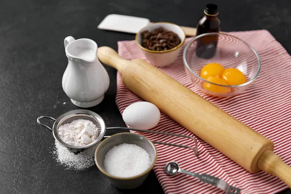 Nudelholz, Milch, Eier, Mehl und Schokolade — Stockfoto