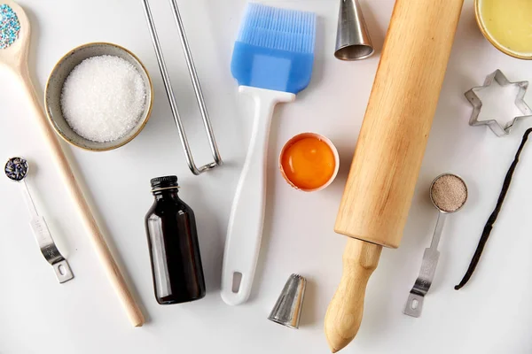 Ingredientes de cozinha e ferramentas de cozinha para assar — Fotografia de Stock