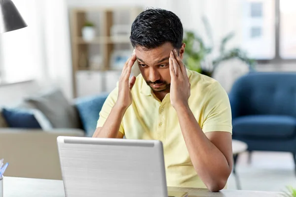 Homem indiano com laptop trabalhando no escritório em casa — Fotografia de Stock