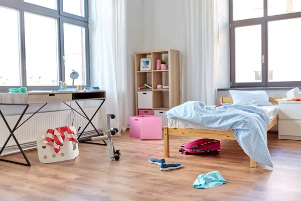 Sotkuinen koti tai lasten huone hajallaan tavaraa — kuvapankkivalokuva