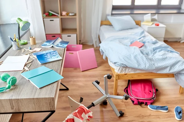 Casa desordenada o habitación de niños con cosas dispersas —  Fotos de Stock