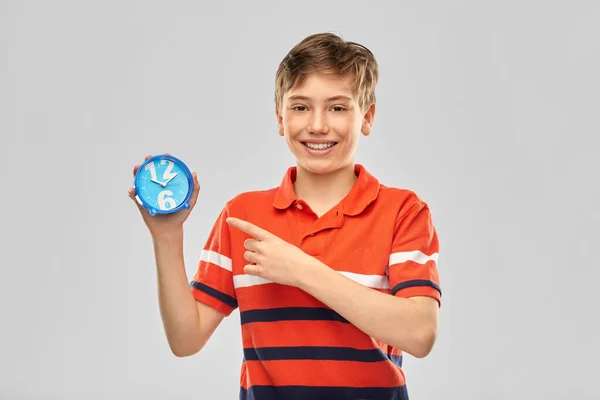 Retrato de menino sorridente feliz com despertador — Fotografia de Stock