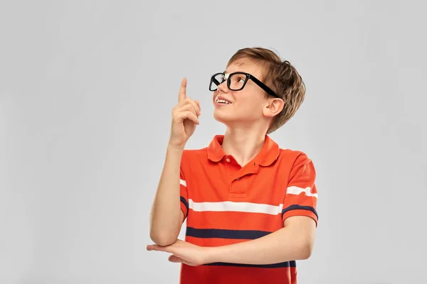 Porträtt av glad leende pojke i glasögon — Stockfoto