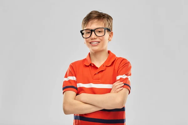 Retrato de menino sorridente feliz em óculos — Fotografia de Stock