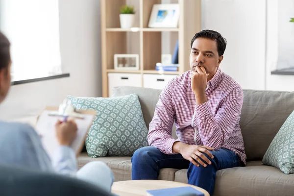 Man en psycholoog op psychotherapiesessie — Stockfoto