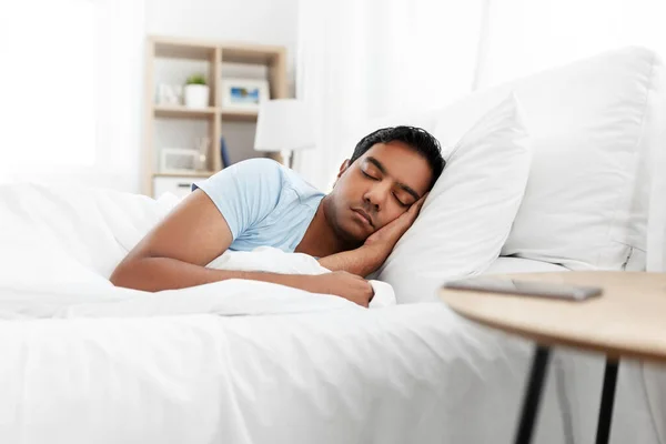 Indiana homem dormindo na cama em casa — Fotografia de Stock