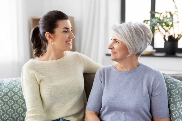 Madre mayor con hija adulta hablando en casa — Foto de Stock