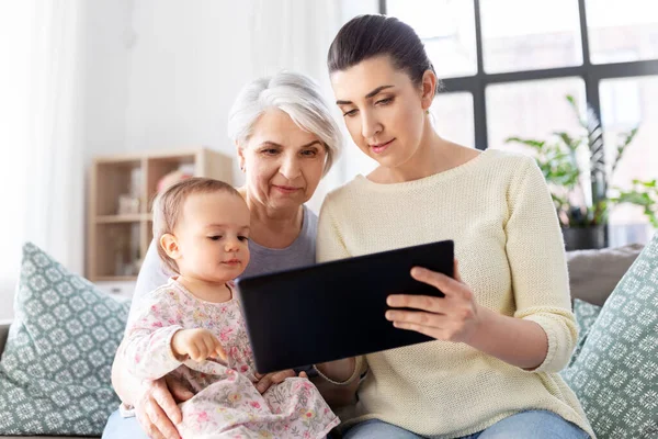 Moeder, dochter en oma met tablet pc — Stockfoto