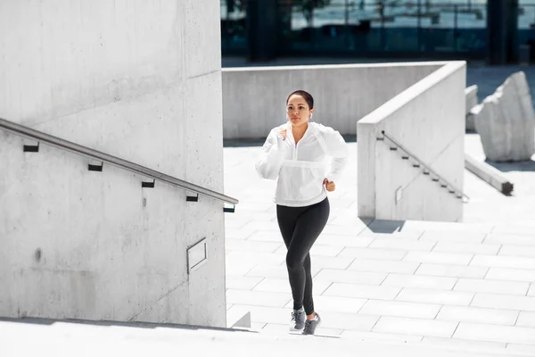 Африканская американка, бегущая по лестнице — стоковое фото