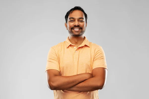 Портрет счастливого улыбающегося молодого индийца — стоковое фото