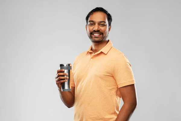 Homem indiano com copo termo ou copo para beber — Fotografia de Stock
