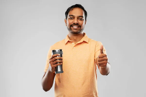 Indian man med termokopp eller torktumlare för dryck — Stockfoto