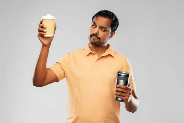 Homem comparando copo termo ou copo e xícara de café — Fotografia de Stock