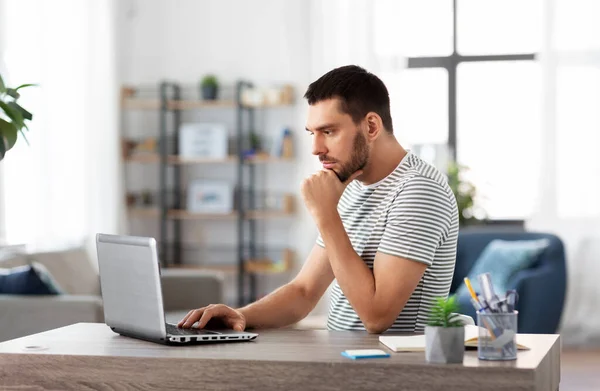 Hombre con el ordenador portátil que trabaja en casa oficina —  Fotos de Stock