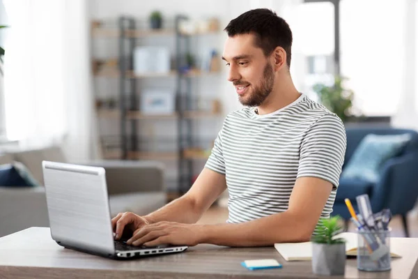 Man med bärbar dator arbetar på hemmakontoret — Stockfoto