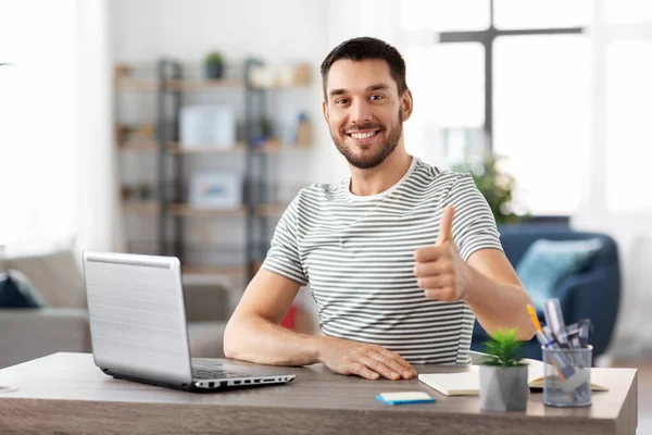 Uomo felice con computer portatile che lavora a casa ufficio — Foto Stock