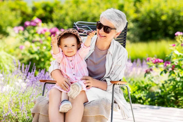 Glad mormor och barn barnbarn i trädgården — Stockfoto