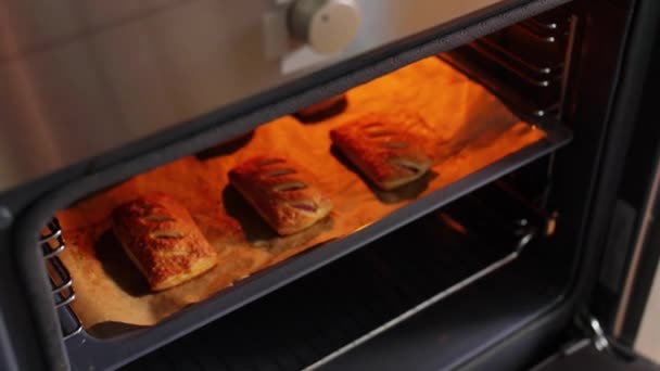 Mujer cocina comida en el horno en casa cocina — Vídeos de Stock