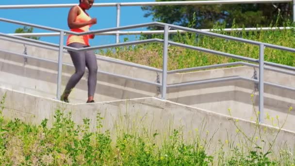 Giovane donna afroamericana che corre al piano di sotto — Video Stock