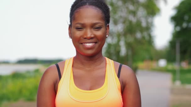 African american woman in sports clothes outdoors — Stock Video