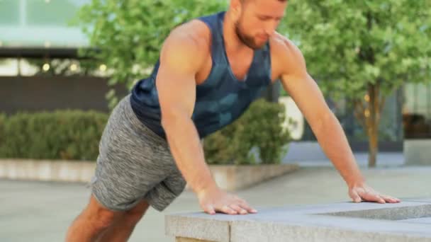 Joven haciendo flexiones en la calle de la ciudad — Vídeos de Stock