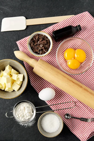 Nudelholz, Butter, Eier, Mehl und Schokolade — Stockfoto