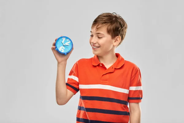 Retrato de menino sorridente feliz com despertador — Fotografia de Stock