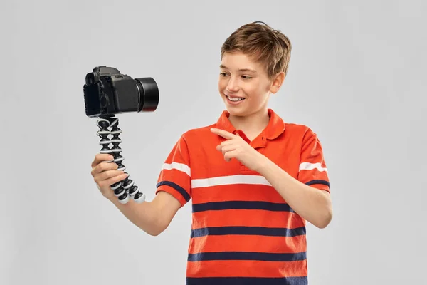 Ragazzo video blogger con fotocamera e treppiede — Foto Stock