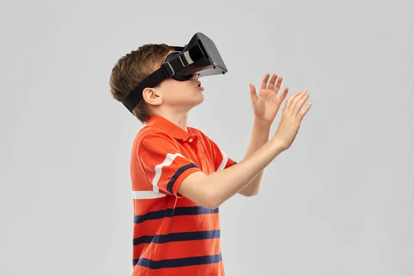 Menino em óculos VR — Fotografia de Stock