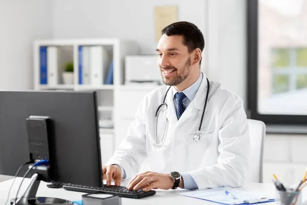 Médico masculino com computador que trabalha no hospital — Fotografia de Stock