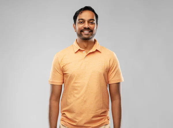 Porträt eines glücklich lächelnden jungen indischen Mannes — Stockfoto