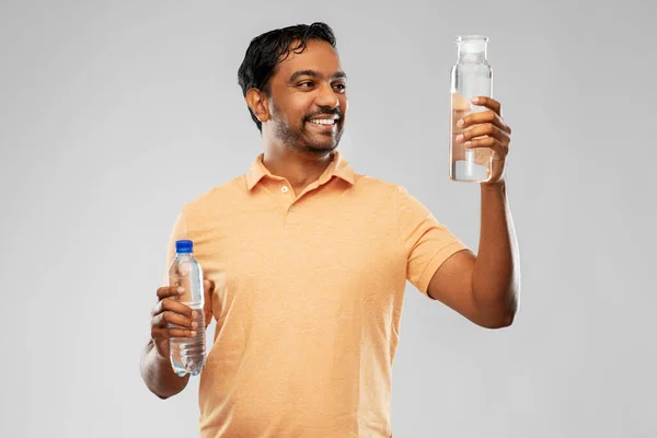 Indiai férfi összehasonlítva víz különböző palackokban — Stock Fotó