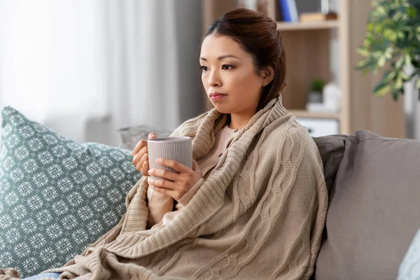 Triste enfermo asiático mujer bebiendo caliente té en casa — Foto de Stock