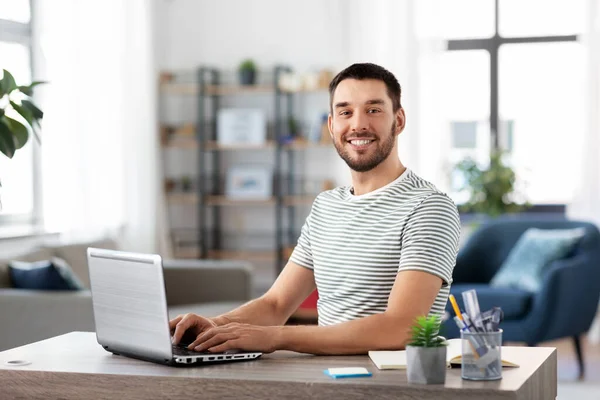 Uomo con computer portatile che lavora a casa ufficio — Foto Stock