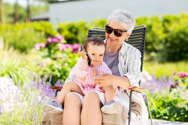 Abuela y nieta bebé con smartphone — Foto de Stock