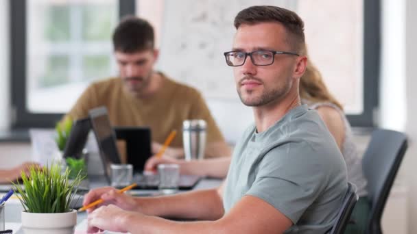 Ui diseñador con colegas que trabajan en la oficina — Vídeo de stock