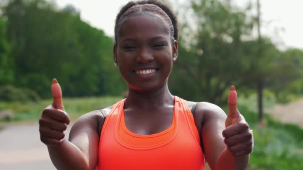 Sportif Afro-Amerikalı kadın başparmağını kaldırıyor. — Stok video