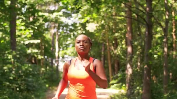 Giovane donna afroamericana che corre nella foresta — Video Stock