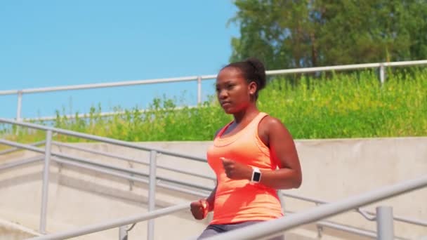 年轻的非洲裔美国女人跑下楼去 — 图库视频影像