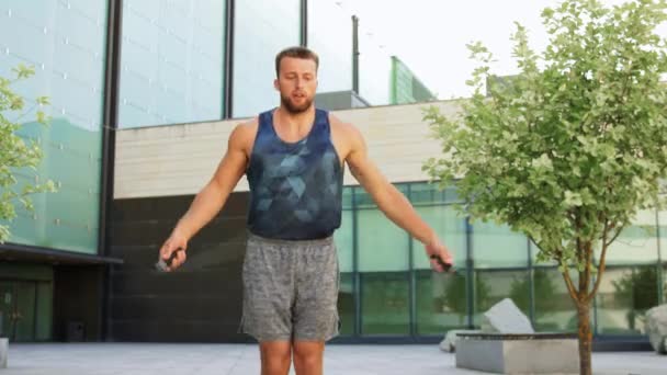 Hombre haciendo ejercicio con cuerda de salto al aire libre — Vídeos de Stock