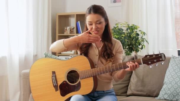 Jovem com videoblogging guitarra em casa — Vídeo de Stock